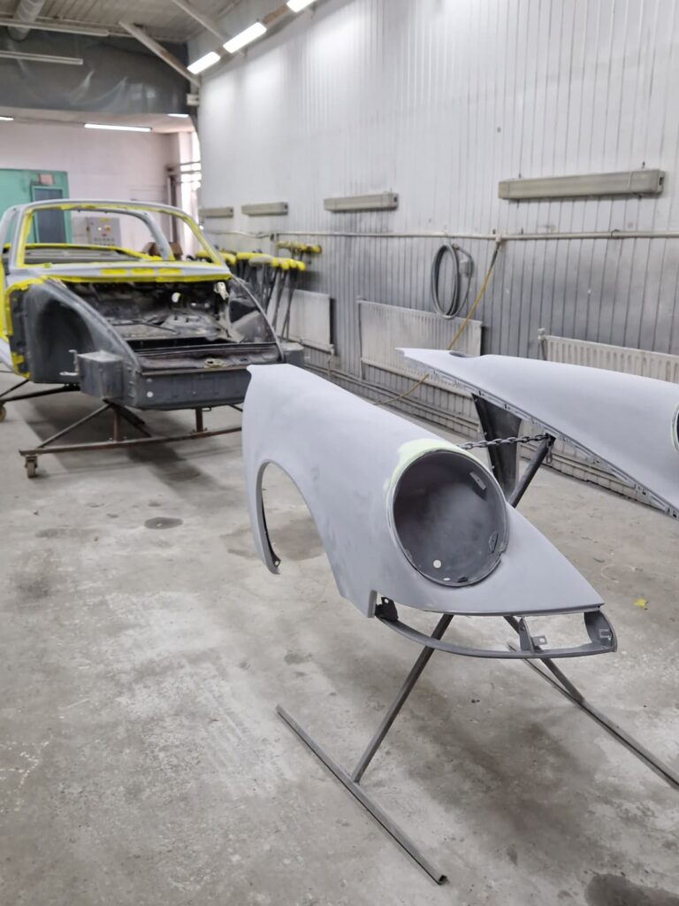 porsche targa in proces de revopsire