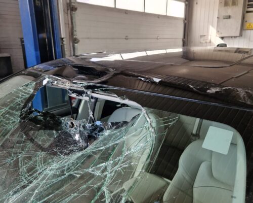 volvo lovit pe plafon