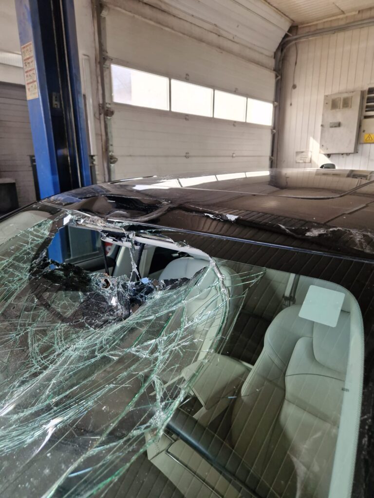 volvo lovit pe plafon